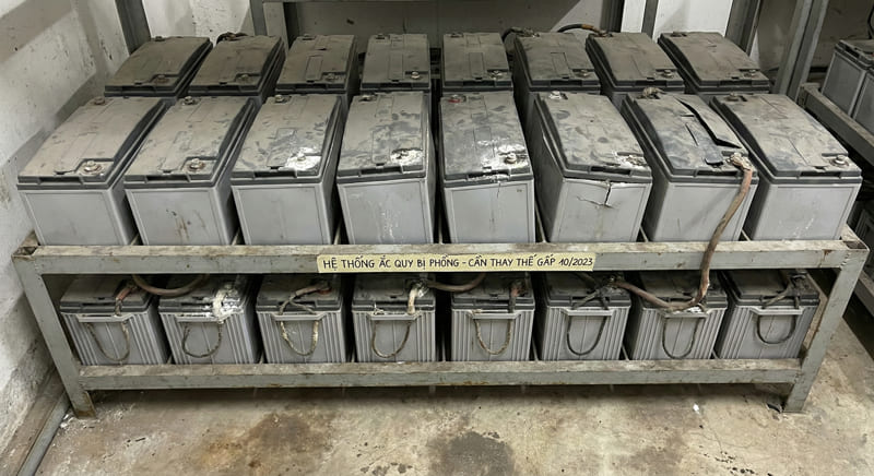 Hình ảnh dàn 16 bình ắc quy UPS bị phồng rộp kẹt cứng trong khung máy tại KCN Amata
