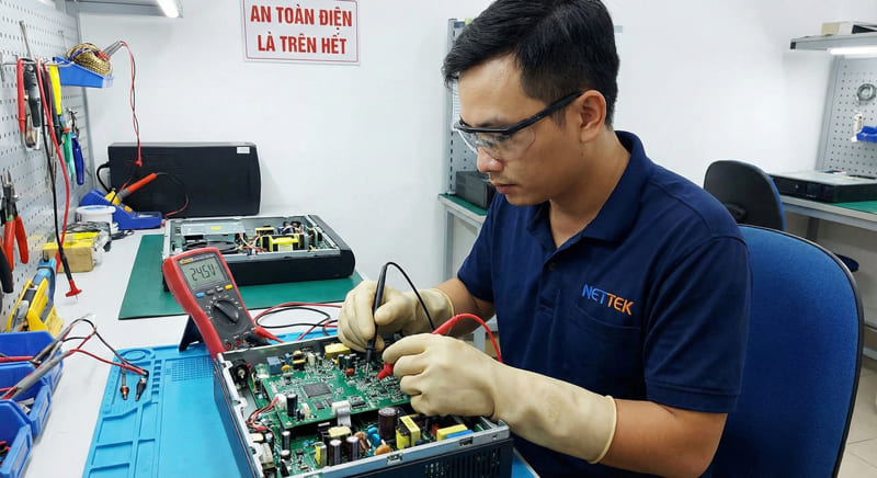 Kỹ thuật viên sử dụng đồng hồ vạn năng để thực hiện kỹ thuật đo nguội kiểm tra lỗi bo mạch UPS