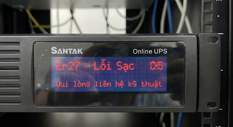 Màn hình hiển thị mã lỗi Er05 báo hiệu ắc quy yếu trên bộ lưu điện UPS Santak Online
