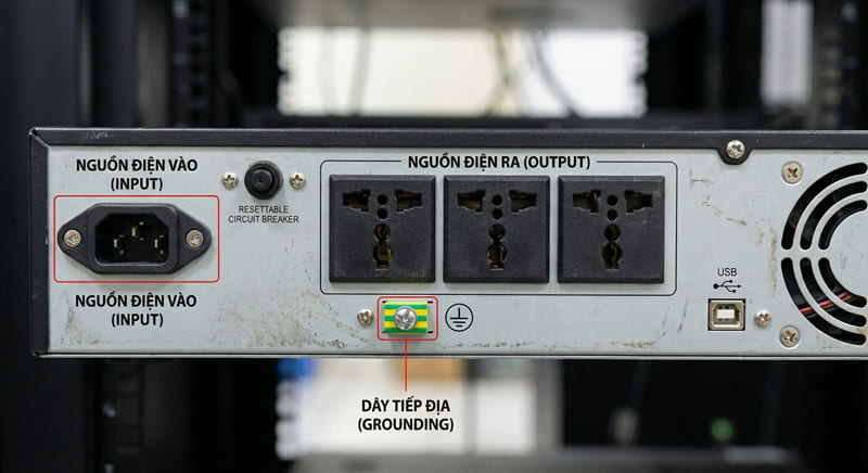 Sơ đồ các cổng kết nối nguồn vào, nguồn ra và vị trí tiếp đất phía sau bộ lưu điện UPS